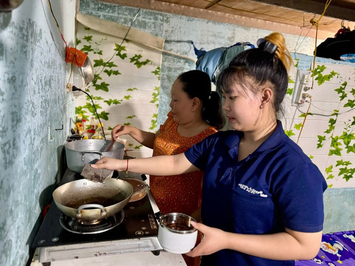 Người lao động trông ngóng tăng lương thông qua việc điều chỉnh mức LTT vùng để cuộc sống ngày càng được cải thiện. Ảnh: MINH KHẢI Người lao động trông ngóng tăng lương thông qua việc điều chỉnh mức LTT vùng để cuộc sống ngày càng được cải thiện. Ảnh: MINH KHẢI