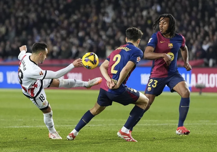 Thắng chật vật Vallecano, Barcelona trở lại ngôi đầu La Liga- Ảnh 5. Thắng chật vật Vallecano, Barcelona trở lại ngôi đầu La Liga- Ảnh 5.