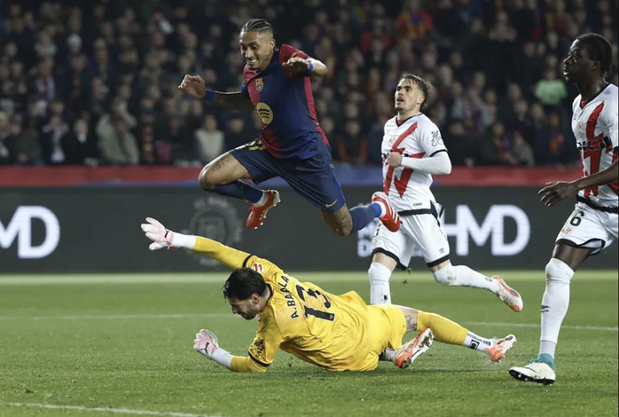 Thắng chật vật Vallecano, Barcelona trở lại ngôi đầu La Liga- Ảnh 1. Thắng chật vật Vallecano, Barcelona trở lại ngôi đầu La Liga- Ảnh 1.