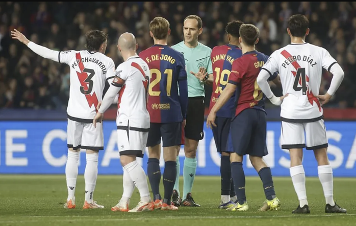 Thắng chật vật Vallecano, Barcelona trở lại ngôi đầu La Liga- Ảnh 2. Thắng chật vật Vallecano, Barcelona trở lại ngôi đầu La Liga- Ảnh 2.