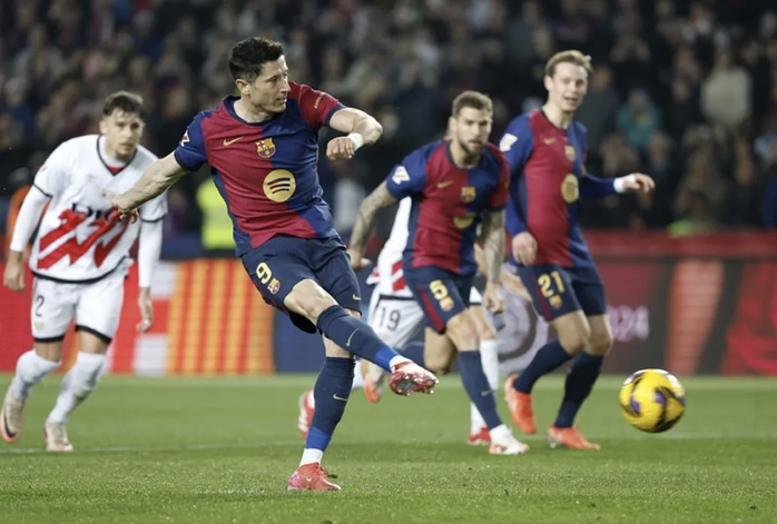 Thắng chật vật Vallecano, Barcelona trở lại ngôi đầu La Liga- Ảnh 3. Thắng chật vật Vallecano, Barcelona trở lại ngôi đầu La Liga- Ảnh 3.