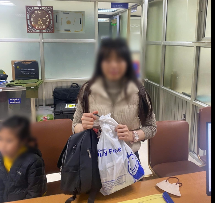 Người phụ nữ bỏ quên chiếc túi quan trọng với nhiều ngoại tệ và trang sức tại xe đẩy sân bay- Ảnh 4. Người phụ nữ bỏ quên chiếc túi quan trọng với nhiều ngoại tệ và trang sức tại xe đẩy sân bay- Ảnh 4.