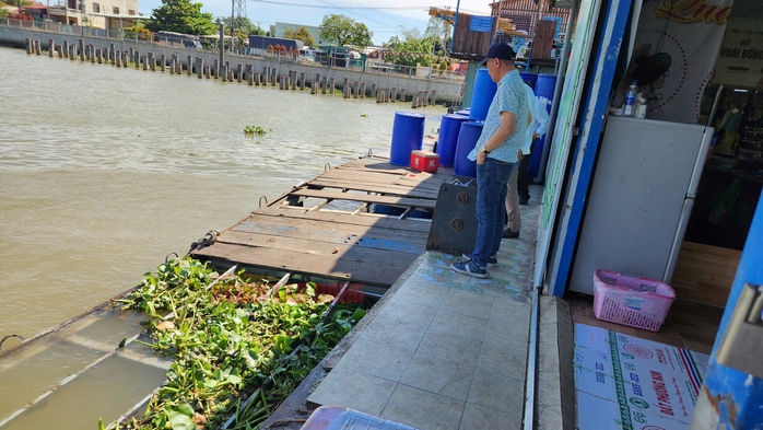 VIDEO: Chủ cơ sở phân trần vụ sập mũi nhà bè, nhiều người rơi xuống sông ở chợ nổi Cái Răng- Ảnh 2. VIDEO: Chủ cơ sở phân trần vụ sập mũi nhà bè, nhiều người rơi xuống sông ở chợ nổi Cái Răng- Ảnh 2.