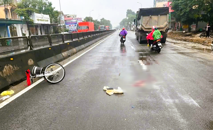 Chuyển hướng thiếu quan sát, một học sinh bị xe đầu kéo tông tử vong khi đi học về- Ảnh 1. Chuyển hướng thiếu quan sát, một học sinh bị xe đầu kéo tông tử vong khi đi học về- Ảnh 1.