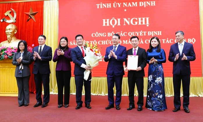 Nam Định công bố các quyết định về sắp xếp tổ chức bộ máy và công tác cán bộ- Ảnh 1. Nam Định công bố các quyết định về sắp xếp tổ chức bộ máy và công tác cán bộ- Ảnh 1.