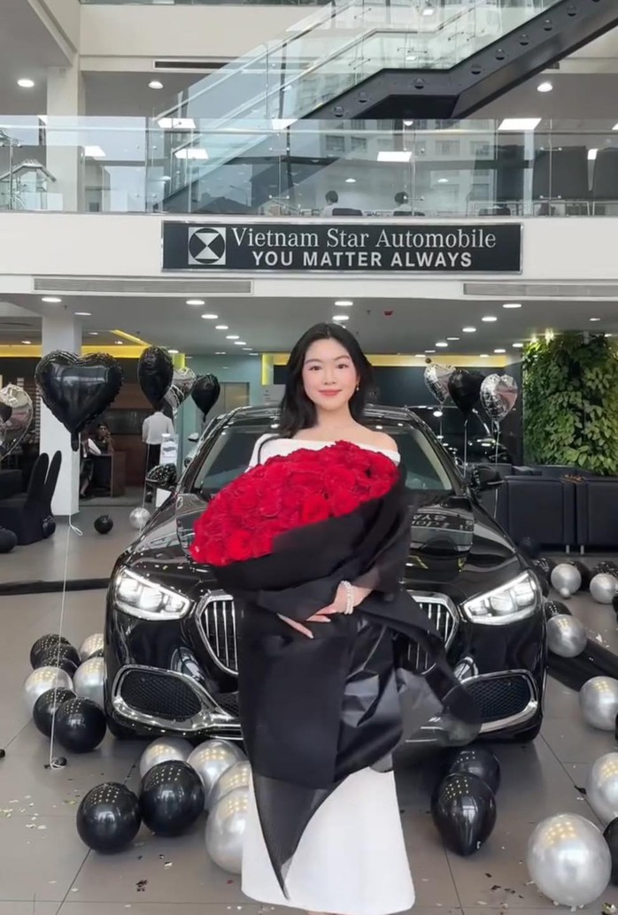 Con gái Quyền Linh mua xe hơn 8 tỉ ở tuổi 19 gây tranh cãi, vì sao?
- Ảnh 2. Con gái Quyền Linh mua xe hơn 8 tỉ ở tuổi 19 gây tranh cãi, vì sao?
- Ảnh 2.