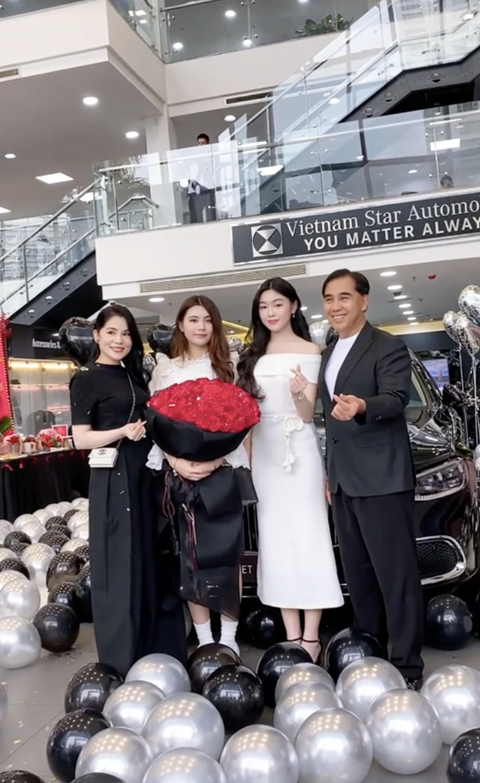 Con gái Quyền Linh mua xe hơn 8 tỉ ở tuổi 19 gây tranh cãi, vì sao?
- Ảnh 3. Con gái Quyền Linh mua xe hơn 8 tỉ ở tuổi 19 gây tranh cãi, vì sao?
- Ảnh 3.