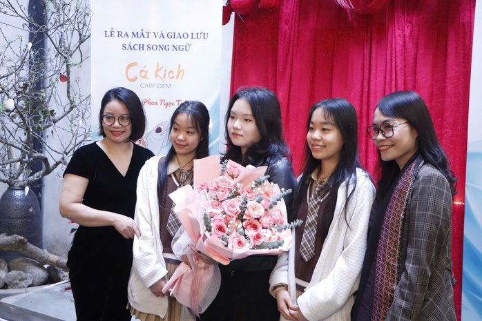 Nữ sinh lớp 12 sáng tác truyện song ngữ Anh - Việt- Ảnh 2. Nữ sinh lớp 12 sáng tác truyện song ngữ Anh - Việt- Ảnh 2.