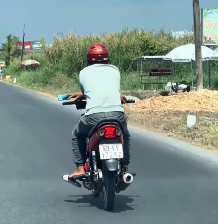 CLIP: Thót tim kiểu lái xe của người đàn ông ở Cà Mau- Ảnh 1. CLIP: Thót tim kiểu lái xe của người đàn ông ở Cà Mau- Ảnh 1.