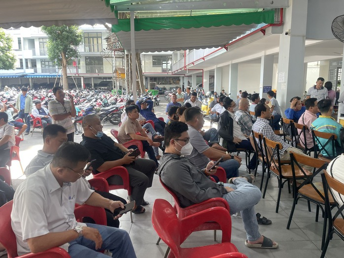 CLIP: Người dân TP HCM đổ xô đi đổi giấy phép lái xe- Ảnh 3. CLIP: Người dân TP HCM đổ xô đi đổi giấy phép lái xe- Ảnh 3.