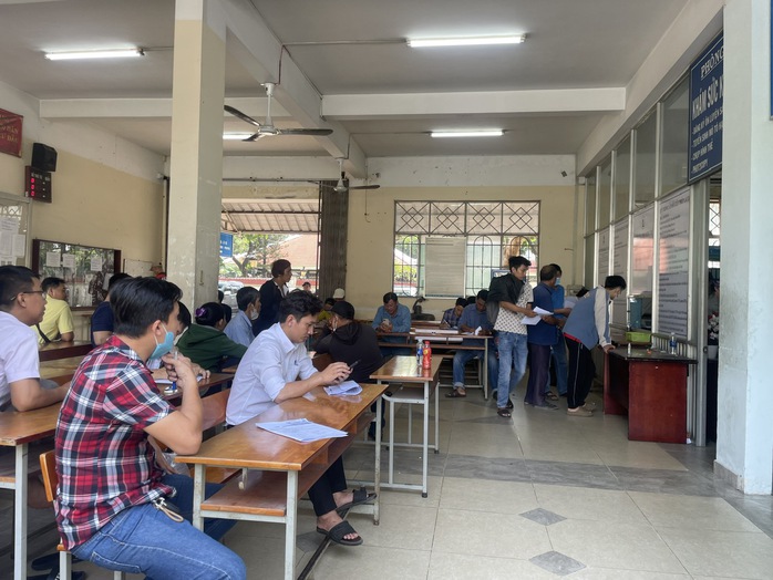CLIP: Người dân TP HCM đổ xô đi đổi giấy phép lái xe- Ảnh 4. CLIP: Người dân TP HCM đổ xô đi đổi giấy phép lái xe- Ảnh 4.