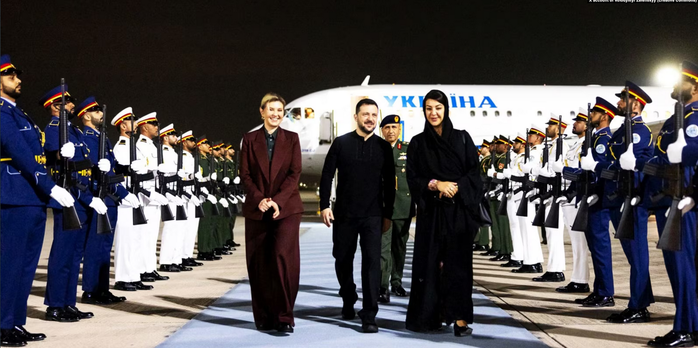 Tổng thống Ukraine Zelensky đến UAE ngày 16-2. Ảnh: X Tổng thống Ukraine Zelensky đến UAE ngày 16-2. Ảnh: X