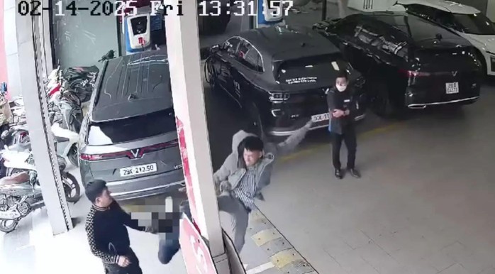 Xác minh vụ tài xế VF5 bị tài xế xe bán tải đạp vào đầu- Ảnh 1. Xác minh vụ tài xế VF5 bị tài xế xe bán tải đạp vào đầu- Ảnh 1.