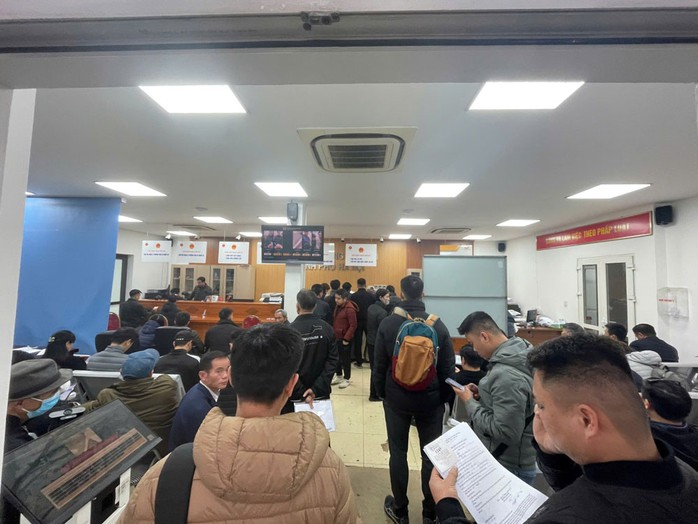 Rất đông người dân đến trụ sở Sở GTVT TP Hà Nội để làm thủ tục cấp, đổi GPLX. Ảnh: NGUYỄN HƯỞNG Rất đông người dân đến trụ sở Sở GTVT TP Hà Nội để làm thủ tục cấp, đổi GPLX. Ảnh: NGUYỄN HƯỞNG