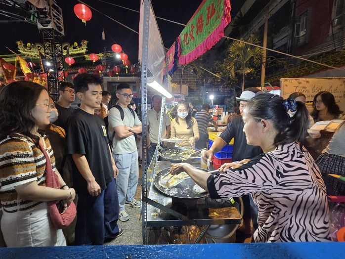 Giới trẻ TP HCM chen chúc mua đậu hủ vàng ở Quan Đế Miếu- Ảnh 5. Giới trẻ TP HCM chen chúc mua đậu hủ vàng ở Quan Đế Miếu- Ảnh 5.