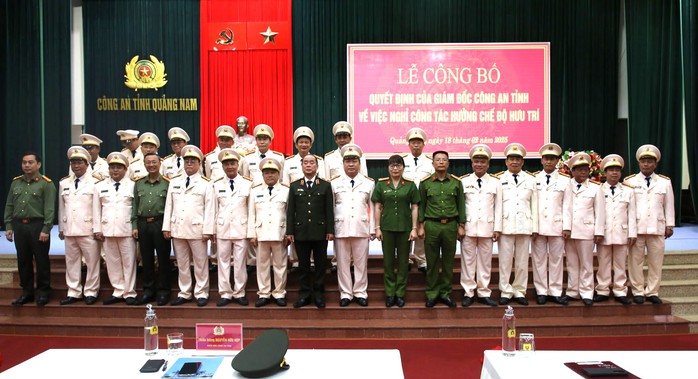 22 cán bộ lãnh đạo Công an Quảng Nam nghỉ trước tuổi, tạo cơ hội cho lớp trẻ- Ảnh 3. 22 cán bộ lãnh đạo Công an Quảng Nam nghỉ trước tuổi, tạo cơ hội cho lớp trẻ- Ảnh 3.