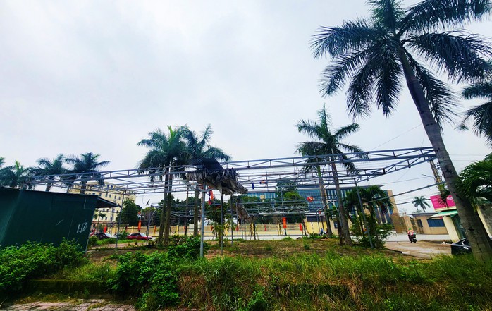 Khu đất "vàng" bỏ hoang trước trụ sở Tỉnh ủy Quảng Bình hơn 10 năm - Ảnh 3. Khu đất "vàng" bỏ hoang trước trụ sở Tỉnh ủy Quảng Bình hơn 10 năm - Ảnh 3.