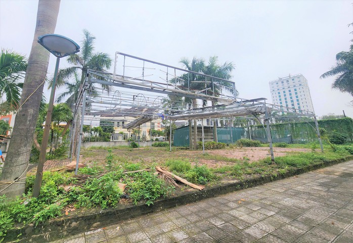 Khu đất "vàng" bỏ hoang trước trụ sở Tỉnh ủy Quảng Bình hơn 10 năm - Ảnh 5. Khu đất "vàng" bỏ hoang trước trụ sở Tỉnh ủy Quảng Bình hơn 10 năm - Ảnh 5.