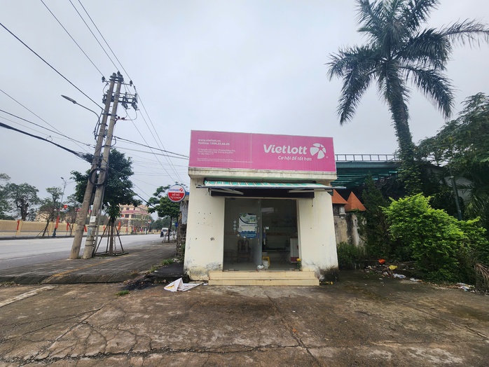 Khu đất "vàng" bỏ hoang trước trụ sở Tỉnh ủy Quảng Bình hơn 10 năm - Ảnh 8. Khu đất "vàng" bỏ hoang trước trụ sở Tỉnh ủy Quảng Bình hơn 10 năm - Ảnh 8.