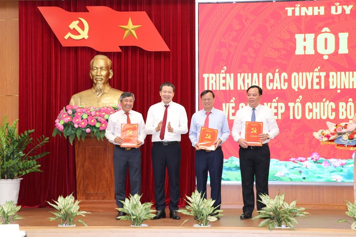 Đồng Nai công bố các quyết định về tinh gọn bộ máy và điều động, bổ nhiệm cán bộ chủ chốt- Ảnh 1. Đồng Nai công bố các quyết định về tinh gọn bộ máy và điều động, bổ nhiệm cán bộ chủ chốt- Ảnh 1.