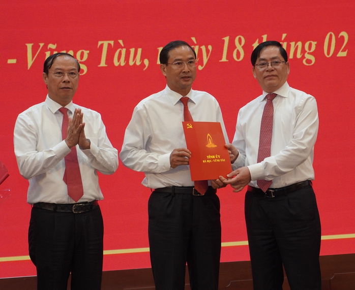 Công bố hàng loạt quyết định nhân sự chủ chốt của Bà Rịa- Vũng Tàu - Ảnh 5. Công bố hàng loạt quyết định nhân sự chủ chốt của Bà Rịa- Vũng Tàu - Ảnh 5.