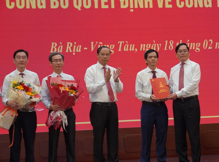 Công bố hàng loạt quyết định nhân sự chủ chốt của Bà Rịa- Vũng Tàu - Ảnh 4. Công bố hàng loạt quyết định nhân sự chủ chốt của Bà Rịa- Vũng Tàu - Ảnh 4.