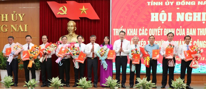 Đồng Nai công bố các quyết định về tinh gọn bộ máy và điều động, bổ nhiệm cán bộ chủ chốt- Ảnh 3. Đồng Nai công bố các quyết định về tinh gọn bộ máy và điều động, bổ nhiệm cán bộ chủ chốt- Ảnh 3.