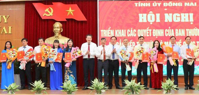 Đồng Nai công bố các quyết định về tinh gọn bộ máy và điều động, bổ nhiệm cán bộ chủ chốt- Ảnh 4. Đồng Nai công bố các quyết định về tinh gọn bộ máy và điều động, bổ nhiệm cán bộ chủ chốt- Ảnh 4.
