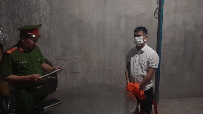 Mang súng vào tiệm hớt tóc nữ tìm… người yêu- Ảnh 1. Mang súng vào tiệm hớt tóc nữ tìm… người yêu- Ảnh 1.