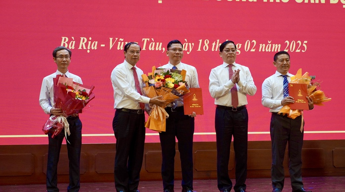 Công bố hàng loạt quyết định nhân sự chủ chốt của Bà Rịa- Vũng Tàu - Ảnh 2. Công bố hàng loạt quyết định nhân sự chủ chốt của Bà Rịa- Vũng Tàu - Ảnh 2.