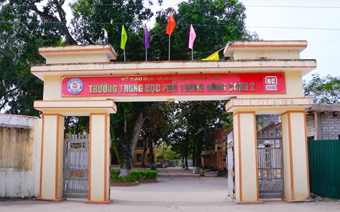 Nam sinh lớp 11 bị đâm trọng thương trước cổng trường- Ảnh 1. Nam sinh lớp 11 bị đâm trọng thương trước cổng trường- Ảnh 1.