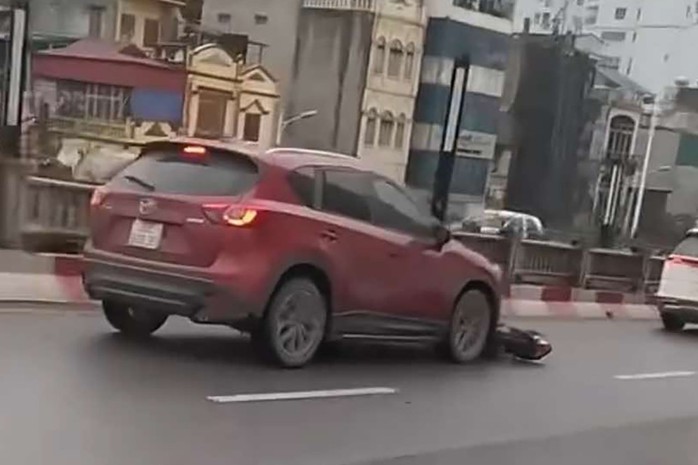 Va chạm giao thông, ô tô kéo lê xe máy suốt 4 km qua cầu Vĩnh Tuy- Ảnh 1. Va chạm giao thông, ô tô kéo lê xe máy suốt 4 km qua cầu Vĩnh Tuy- Ảnh 1.