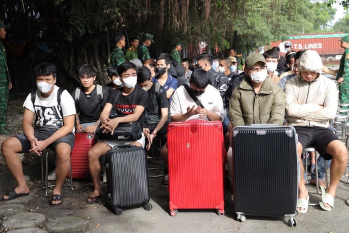Công an tỉnh Tây Ninh tiếp nhận hàng trăm nạn nhân bị lừa bán sang Campuchia với thủ đoạn “việc nhẹ lương cao” (Ảnh do cơ quan công an cung cấp) Công an tỉnh Tây Ninh tiếp nhận hàng trăm nạn nhân bị lừa bán sang Campuchia với thủ đoạn “việc nhẹ lương cao” (Ảnh do cơ quan công an cung cấp)
