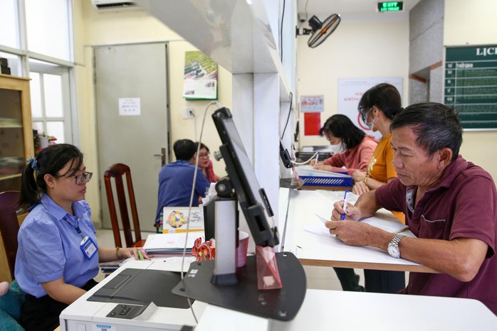 Cán bộ UBND phường 8, quận 10, TP HCM giải quyết thủ tục hành chính cho người dân. Ảnh: HOÀNG TRIỀU Cán bộ UBND phường 8, quận 10, TP HCM giải quyết thủ tục hành chính cho người dân. Ảnh: HOÀNG TRIỀU