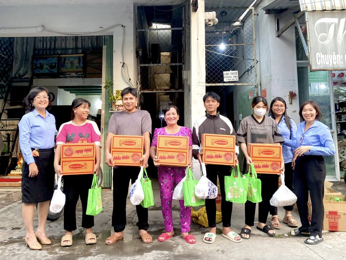 Công nhân mới bất ngờ khi lãnh đạo công ty đến nhà trọ tặng quà- Ảnh 4. Công nhân mới bất ngờ khi lãnh đạo công ty đến nhà trọ tặng quà- Ảnh 4.
