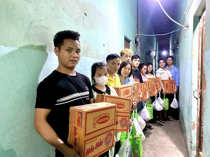 Công nhân mới bất ngờ khi lãnh đạo công ty đến nhà trọ tặng quà- Ảnh 1. Công nhân mới bất ngờ khi lãnh đạo công ty đến nhà trọ tặng quà- Ảnh 1.