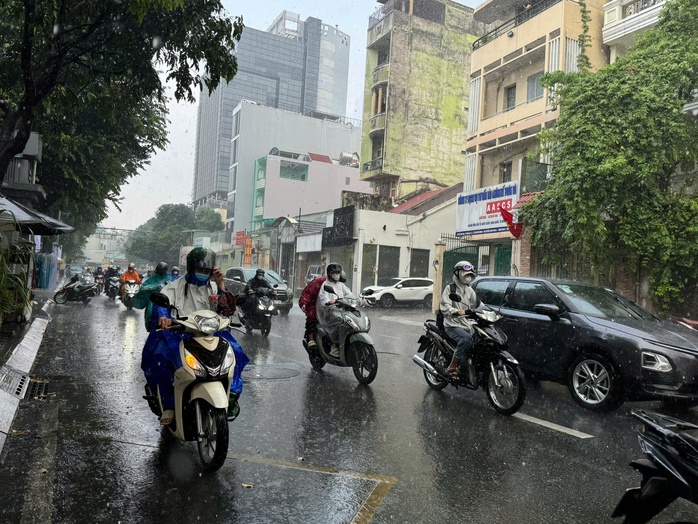 Chiều tối nay, TP HCM sẽ có mưa vừa, mưa to- Ảnh 2. Chiều tối nay, TP HCM sẽ có mưa vừa, mưa to- Ảnh 2.