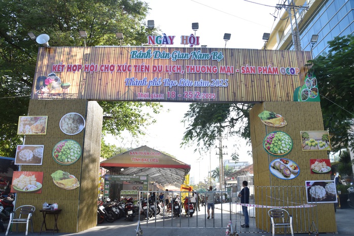 VIDEO: Hàng ngàn người tham gia "đại tiệc" bánh dân gian ở Bạc Liêu- Ảnh 1. VIDEO: Hàng ngàn người tham gia "đại tiệc" bánh dân gian ở Bạc Liêu- Ảnh 1.
