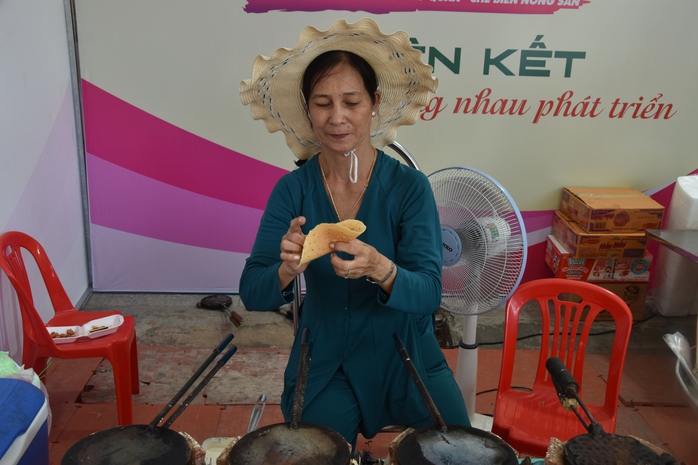 VIDEO: Hàng ngàn người tham gia "đại tiệc" bánh dân gian ở Bạc Liêu- Ảnh 9. VIDEO: Hàng ngàn người tham gia "đại tiệc" bánh dân gian ở Bạc Liêu- Ảnh 9.