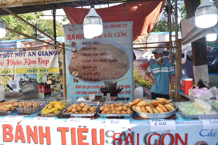 VIDEO: Hàng ngàn người tham gia "đại tiệc" bánh dân gian ở Bạc Liêu- Ảnh 12. VIDEO: Hàng ngàn người tham gia "đại tiệc" bánh dân gian ở Bạc Liêu- Ảnh 12.