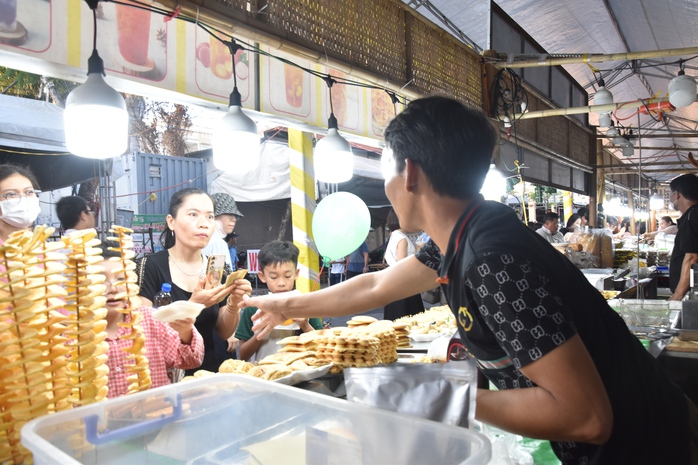 VIDEO: Hàng ngàn người tham gia "đại tiệc" bánh dân gian ở Bạc Liêu- Ảnh 15. VIDEO: Hàng ngàn người tham gia "đại tiệc" bánh dân gian ở Bạc Liêu- Ảnh 15.