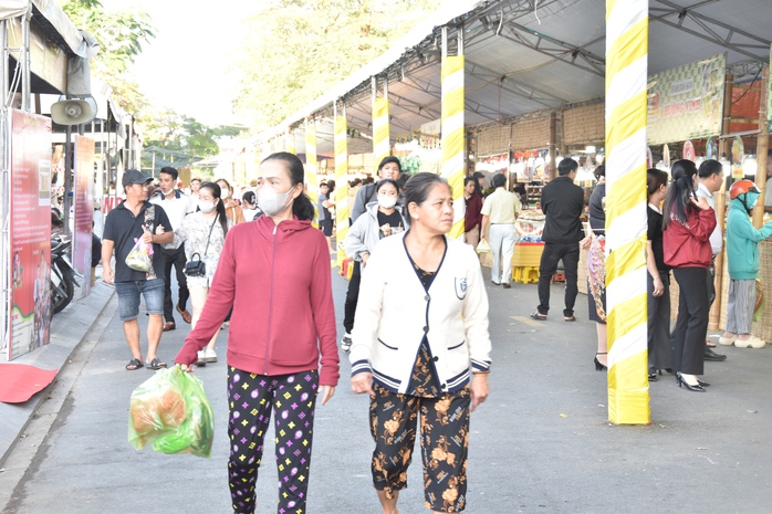 VIDEO: Hàng ngàn người tham gia "đại tiệc" bánh dân gian ở Bạc Liêu- Ảnh 18. VIDEO: Hàng ngàn người tham gia "đại tiệc" bánh dân gian ở Bạc Liêu- Ảnh 18.
