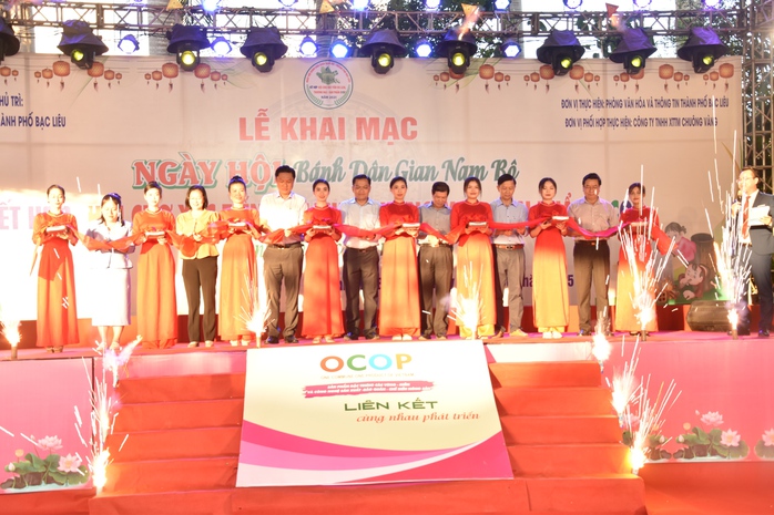 VIDEO: Hàng ngàn người tham gia "đại tiệc" bánh dân gian ở Bạc Liêu- Ảnh 2. VIDEO: Hàng ngàn người tham gia "đại tiệc" bánh dân gian ở Bạc Liêu- Ảnh 2.