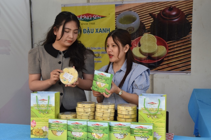 VIDEO: Hàng ngàn người tham gia "đại tiệc" bánh dân gian ở Bạc Liêu- Ảnh 5. VIDEO: Hàng ngàn người tham gia "đại tiệc" bánh dân gian ở Bạc Liêu- Ảnh 5.