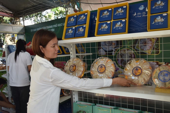 VIDEO: Hàng ngàn người tham gia "đại tiệc" bánh dân gian ở Bạc Liêu- Ảnh 6. VIDEO: Hàng ngàn người tham gia "đại tiệc" bánh dân gian ở Bạc Liêu- Ảnh 6.