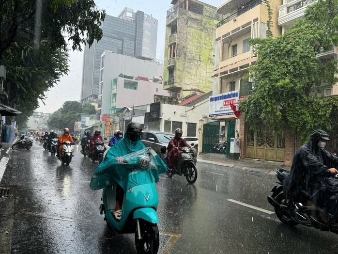 Chiều tối nay, TP HCM sẽ có mưa vừa, mưa to- Ảnh 1. Chiều tối nay, TP HCM sẽ có mưa vừa, mưa to- Ảnh 1.