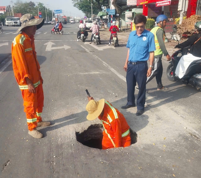 Xuất hiện nhiều “hố tử thần” trên đường- Ảnh 1. Xuất hiện nhiều “hố tử thần” trên đường- Ảnh 1.
