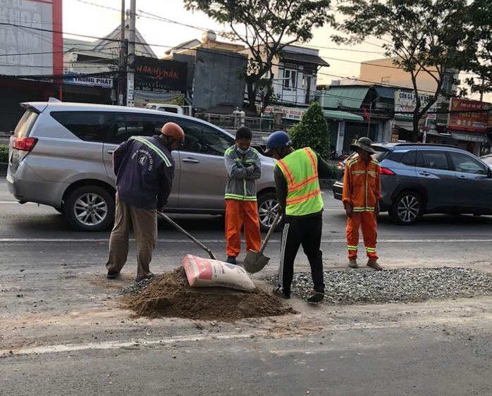 Xuất hiện nhiều “hố tử thần” trên đường- Ảnh 2. Xuất hiện nhiều “hố tử thần” trên đường- Ảnh 2.