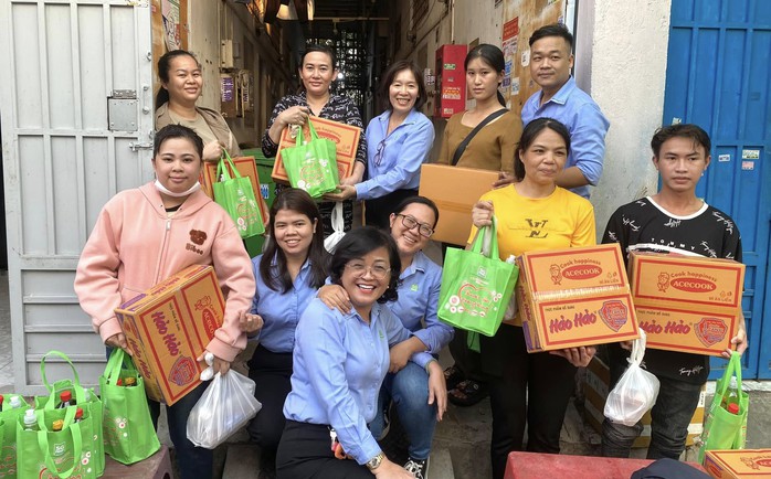 Công nhân mới bất ngờ khi lãnh đạo công ty đến nhà trọ tặng quà- Ảnh 5. Công nhân mới bất ngờ khi lãnh đạo công ty đến nhà trọ tặng quà- Ảnh 5.