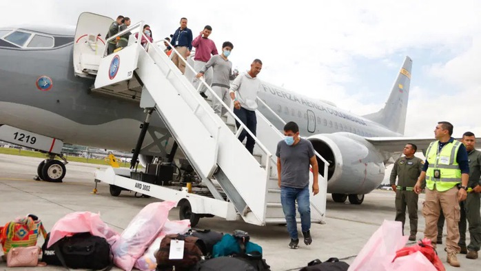 Colombia’s president has complained about how migrants are treated on deportation flights. So, recently he has sent air force planes to pick up Colombian deportees. This flight arrived in Bogota on Jan 28, 2025. (Handout: Colombian ministry of foreign affairs) Courtesy of the Colombian Ministry of Foreign Affairs Colombia’s president has complained about how migrants are treated on deportation flights. So, recently he has sent air force planes to pick up Colombian deportees. This flight arrived in Bogota on Jan 28, 2025. (Handout: Colombian ministry of foreign affairs) Courtesy of the Colombian Ministry of Foreign Affairs